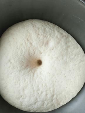 三个面团分别放到三个盆中，密封遮盖发酵到两倍大。如图状态就可以了。