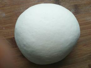 白色面团留出一小块做兔子，其余的擀开成厚饼，比家里的笼屉略小就行(这一步我忘了拍，下次补上)，自行脑补吧。做好后放入刷了油的笼屉醒发