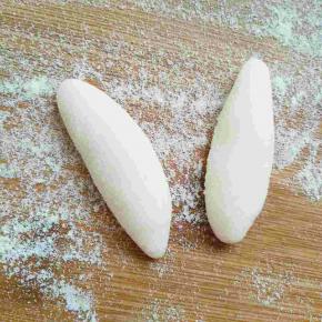 刚才留出的白色面团，撮下两小块，做成牛角状然后按扁成小兔子耳朵的形状