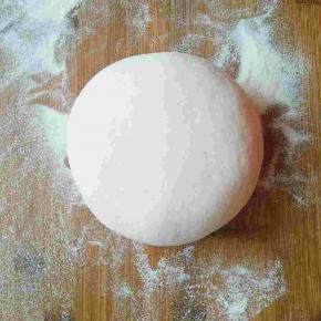 另取一小块面团滚圆按扁成小兔子脸的形状