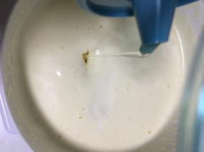 倒入牛奶和植物油，拌匀