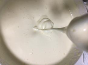 低速打发至浓稠，提起时滴落不易消失