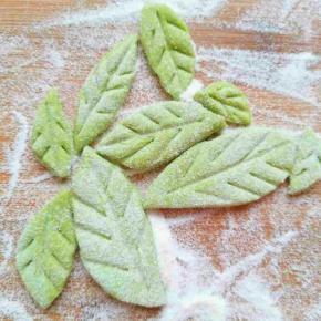 用牙签压出树叶的纹理