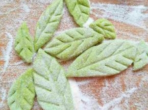 用牙签压出树叶的纹理