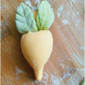 萝卜顶用筷子戳个洞，然后树叶一头抹水。固定在萝卜顶的小洞，一个萝卜完成，用相同办法多几个大小不同的萝卜