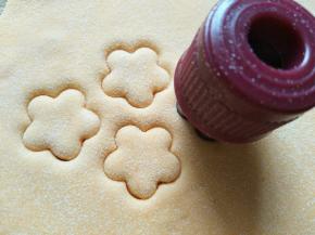 剩余的黄色擀开，用花朵模具印出大小不同的花