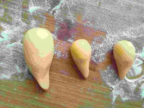 胡萝卜汁面团搓成粗点的长条，然后把下端稍微搓细，整理成萝卜的形状