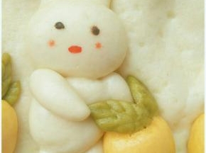 胖嘟嘟的小兔子出锅喽，出锅后用巧克力笔画出五官，我的找不到了用色素画的，不够精致。