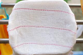 2.将揉好的面团放入面包桶中，表面铺上一块湿布