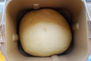 1.将主料中除黄油以外的所有材料都倒入面包桶中，揉出粗膜，加入40g黄油，继续揉至手套膜状态