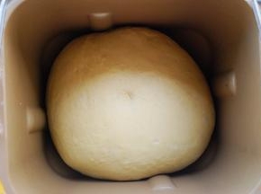 1.将主料中除黄油以外的所有材料都倒入面包桶中，揉出粗膜，加入40g黄油，继续揉至手套膜状态