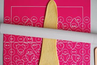 6.取一面团，将其擀长