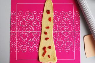 7.撒上事先泡软的蔓越莓干