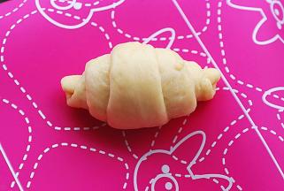 8.顺势由下往上卷起，尾部封牢，收口朝下