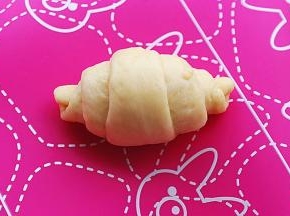 8.顺势由下往上卷起，尾部封牢，收口朝下