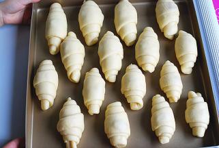 9.依次做好全部，放在不粘烤盘上