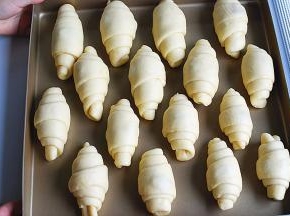 9.依次做好全部，放在不粘烤盘上