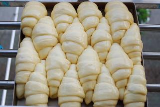 11.表面刷上一层全蛋液