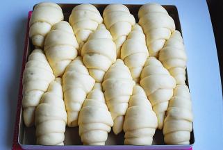 10.表面盖好，发酵至两倍大