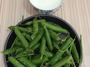 准备食材：豌豆和牛奶