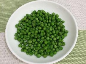 焯好的豌豆捞出，自然晾凉