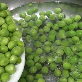 汤锅里加入适量的水和少许的盐烧开，将洗干净的豌豆倒入锅中，加热直至熟为止