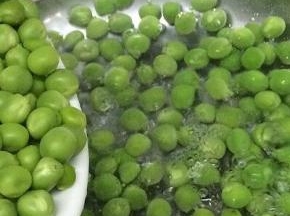 汤锅里加入适量的水和少许的盐烧开，将洗干净的豌豆倒入锅中，加热直至熟为止