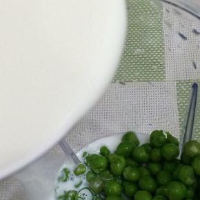 在将牛奶倒入，将开关打开，两分左右，美味的牛奶豌豆汤做好了