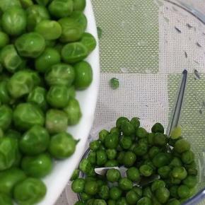 将豌豆倒入料理机中