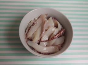鱿鱼切条。