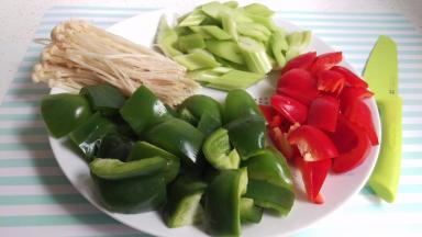 把芹菜切断，青椒和红椒切块，金正茹洗净。