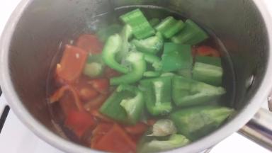 把青红椒，芹菜和金正茹烫半生。