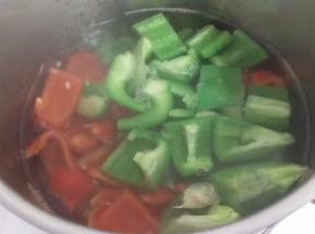 把青红椒，芹菜和金正茹烫半生。