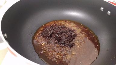 热油，放入料煎一下。