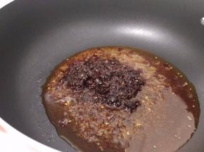热油，放入料煎一下。