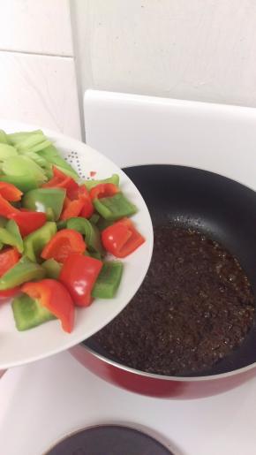 倒入已经烫好的青红椒。翻炒一下。