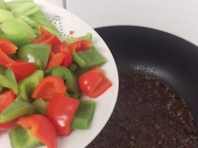 倒入已经烫好的青红椒。翻炒一下。