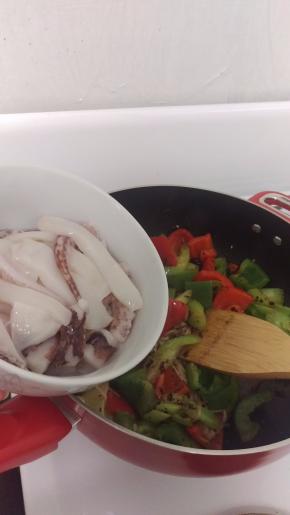 加入鱿鱼，炒1-2分钟就好了，鱿鱼很快就熟了。