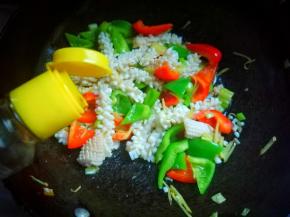 放少许味精，点香油出锅装盘。