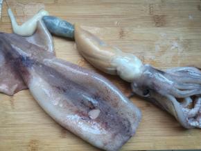 清理鱿鱼。把鱿鱼脑袋连同内脏一起揪出来。