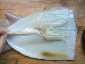 中间剪开，取出软骨，彻底清理干净。