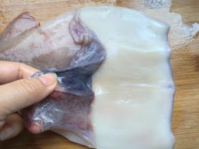 揭去鱿鱼背部的一层保护膜，这个膜有一定的毒性，还会影响菜品的品质，所以必须去除