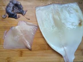 清理完后的鱿鱼很干净。