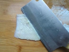 掉转鱿鱼横向，还是从鱿鱼的一角斜切下刀，深度3/4。