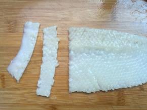 再切成宽度为2厘米的长条，清洗干净。