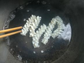 锅坐水烧开，下入料酒，放进锅里焯烫，时间不要长，成卷即可捞出。