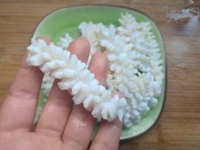 焯好的鱿鱼卷。