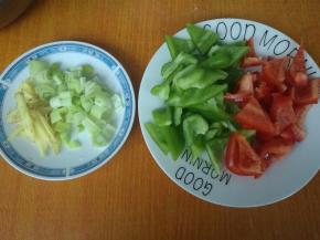 青红椒切三角块，葱切碎，姜切丝，不喜欢丝可以切碎。