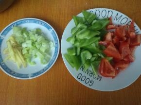 青红椒切三角块，葱切碎，姜切丝，不喜欢丝可以切碎。