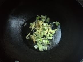 锅坐火上烧热，放油，不等油热下葱姜煸出香味。